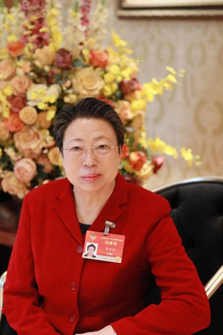 李秀华委员加强立法保障建设高水平护士队伍