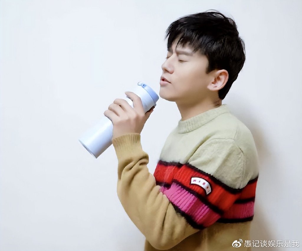 学习土味情话,保温杯不离身的张杰,活出了中年男人的通透和温润__财经头条