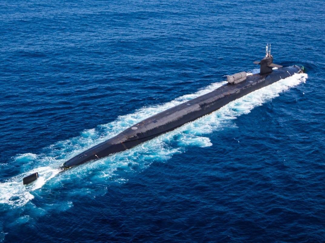 美军三艘核潜艇同时上浮,威慑中国?网友:这是本月最佳笑话