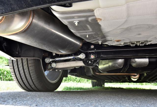 而在底盘悬架系统方面,全新传祺ga8采用了豪车上才有的前铝合金双叉臂