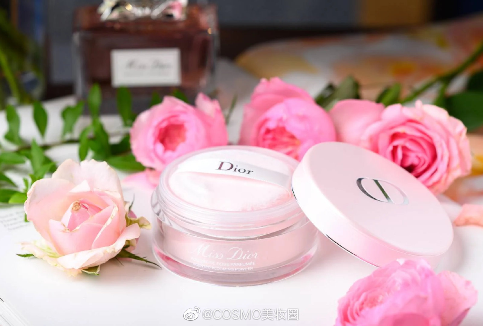 今年夏天miss Dior又加入新成员 花漾迪奥香体蜜粉粉色的圆形包装 今年夏天miss Dior又加入新成员 花漾迪奥香体蜜粉粉色的圆形包装
