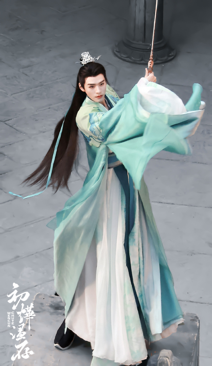 龚俊狐妖小红娘舞剑，这装扮服化如何？__财经头条
