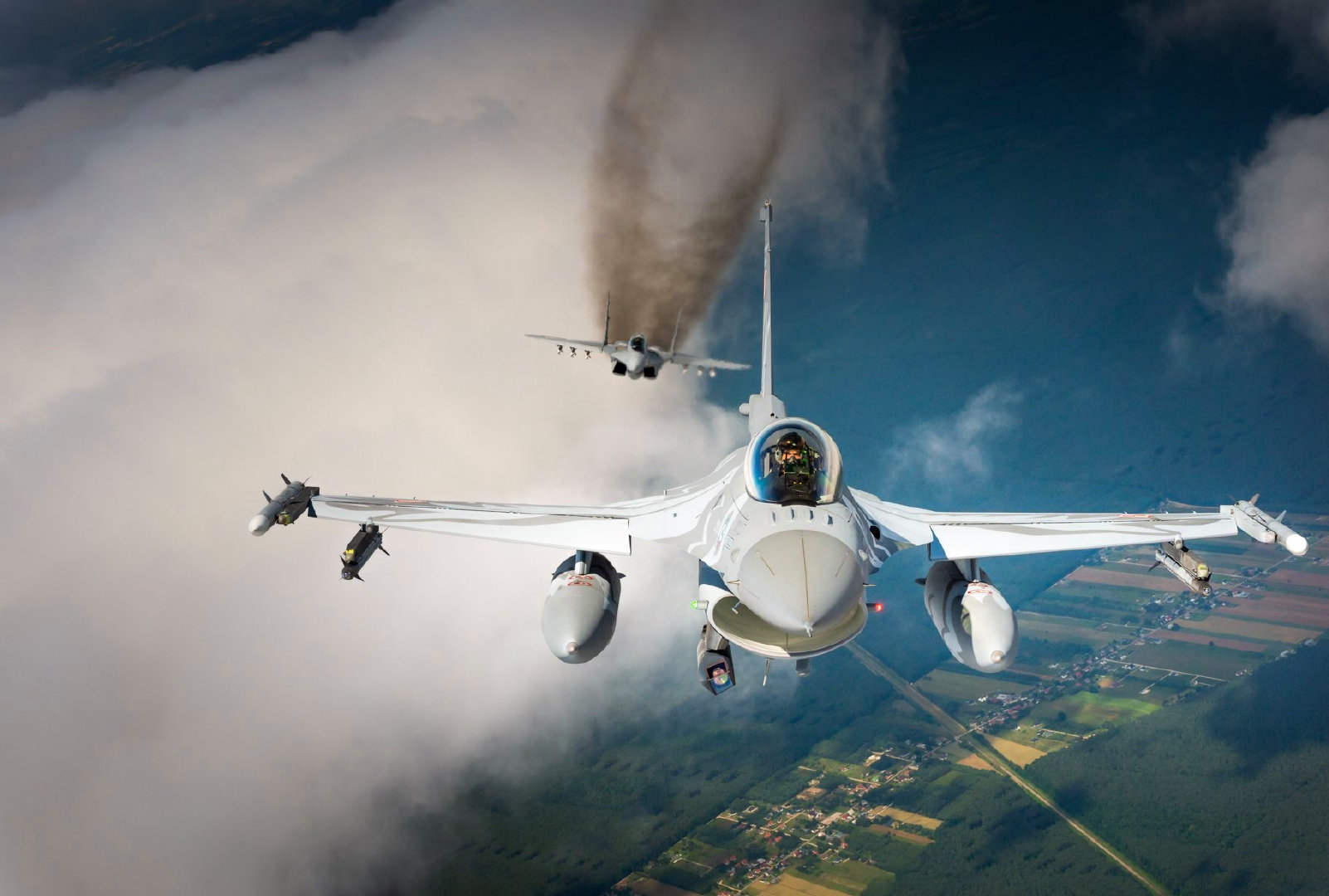 波兰空军米格-29和f-16战斗机进行空对空摄影纪念二战不列颠战役80周