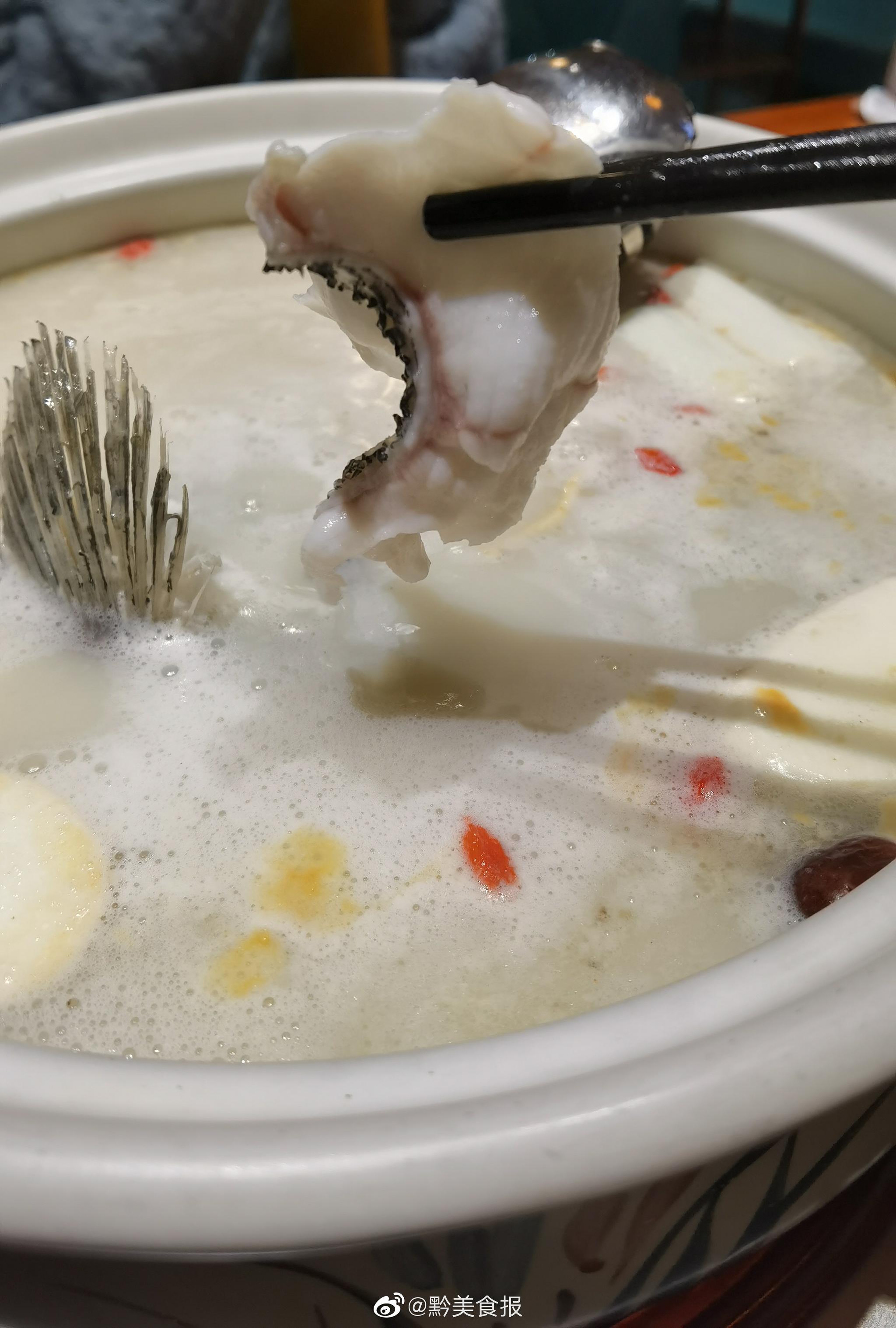 冬天最适合来一锅暖暖的牛奶鱼汤片片鱼下锅几秒即可鲜嫩