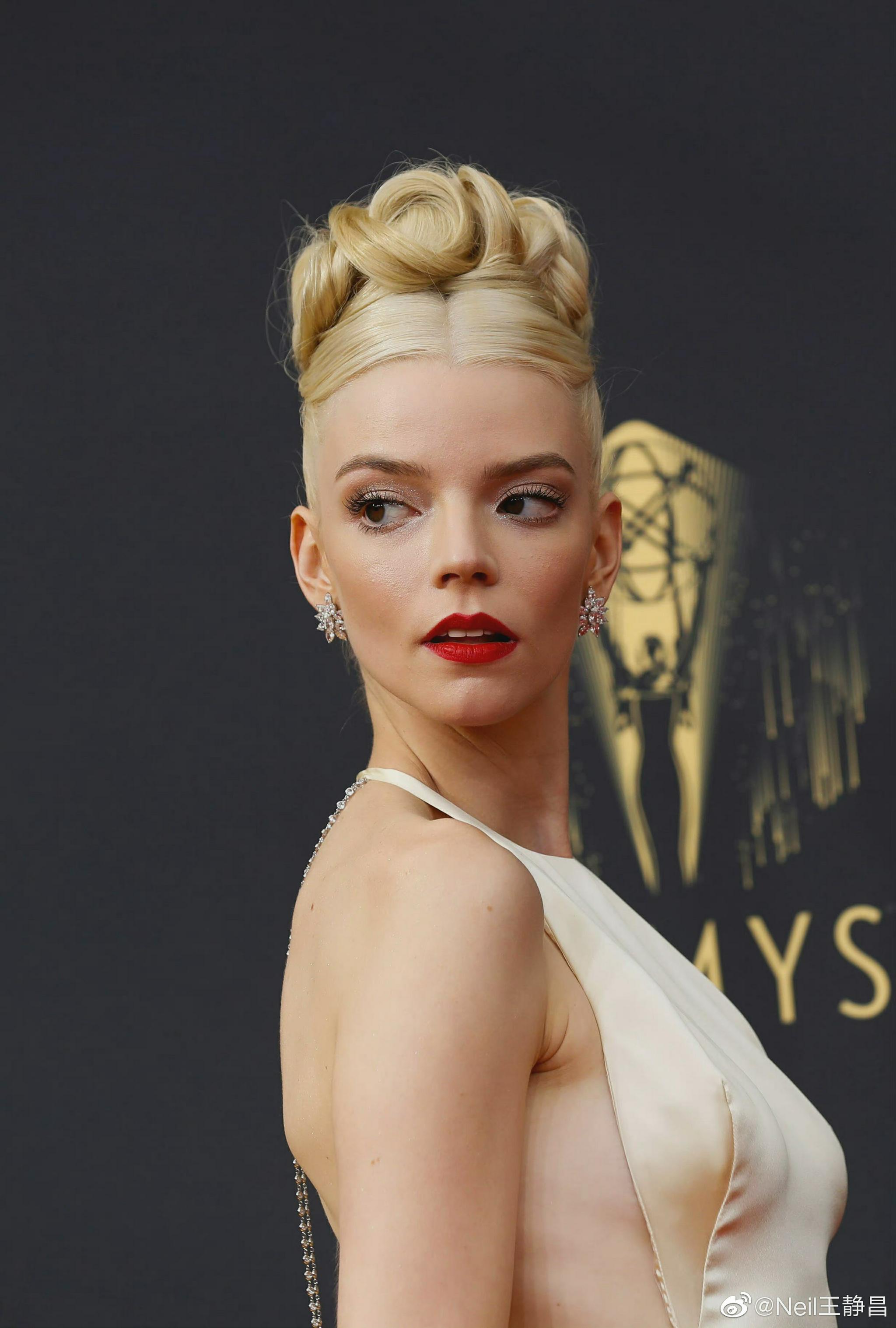 anyataylorjoy携后翼弃兵亮相第73届