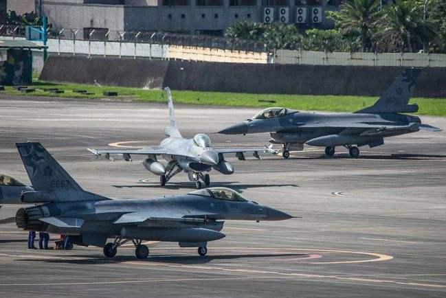 当F16遇到歼16,怎么办?台军少校:四联队每个飞行员都遇到过休闲区蓝鸢梦想 - Www.slyday.coM 当F16遇到歼16,怎么办?台军少校:四联队每个飞行员都遇到过休闲区蓝鸢梦想 - Www.slyday.coM