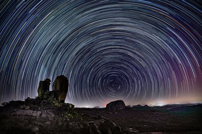 从一张长曝光图像中能看出,北极星周围的恒星都绕着他旋转,而北极星在