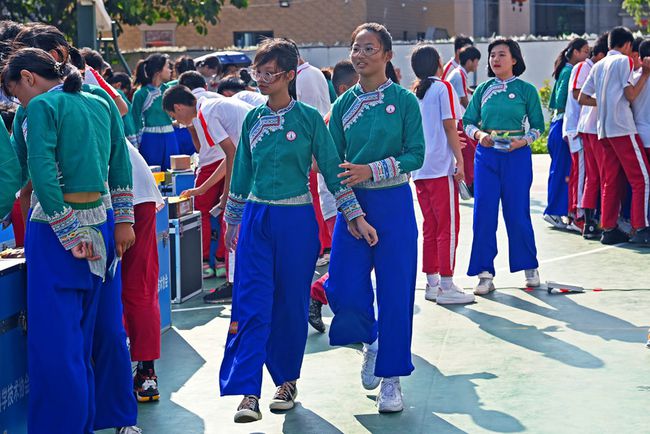 泉州现代中学校服是什么样的图片_泉州现代中学校服是什么样的