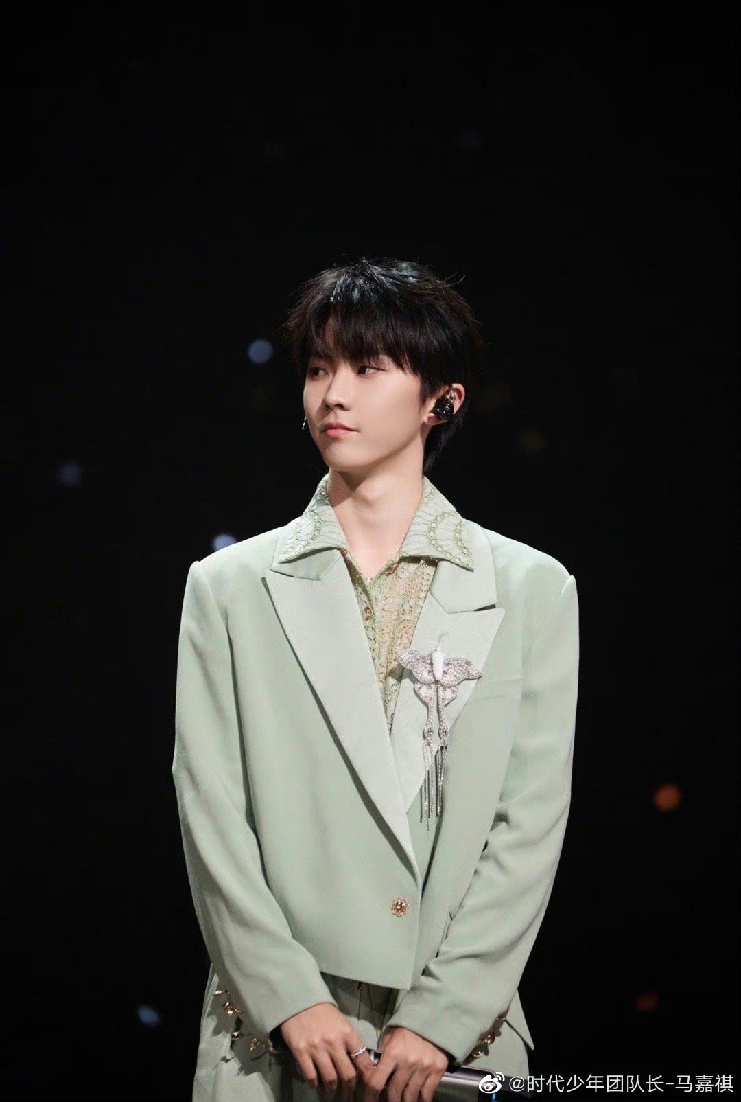 马嘉祺《声生不息》舞台剧照 豆绿色西装造型清爽大气……_高清图集