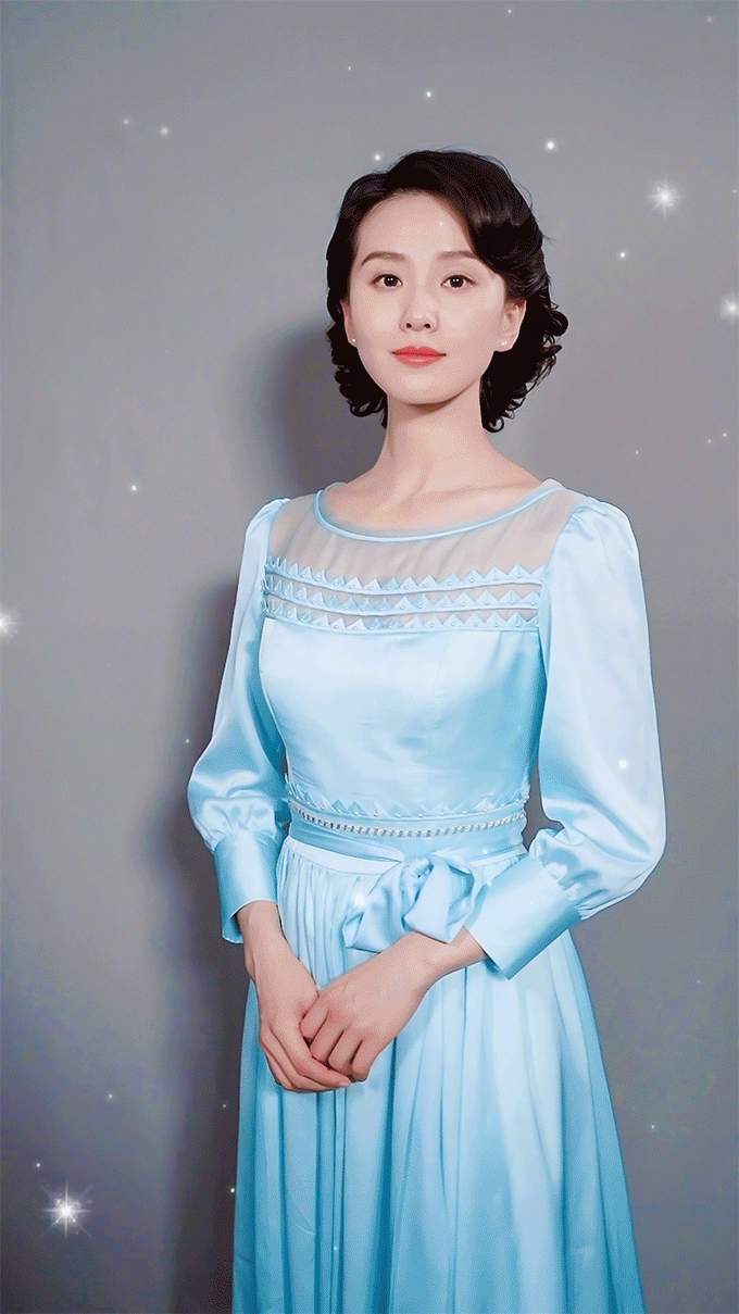 女神节刘诗诗变民国大小姐,水蓝色长裙配卷发,温婉温柔气质好绝