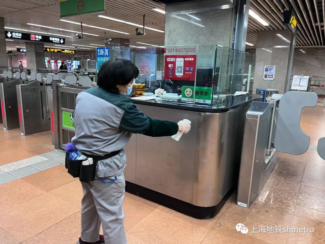 上海地铁站务员服装图片