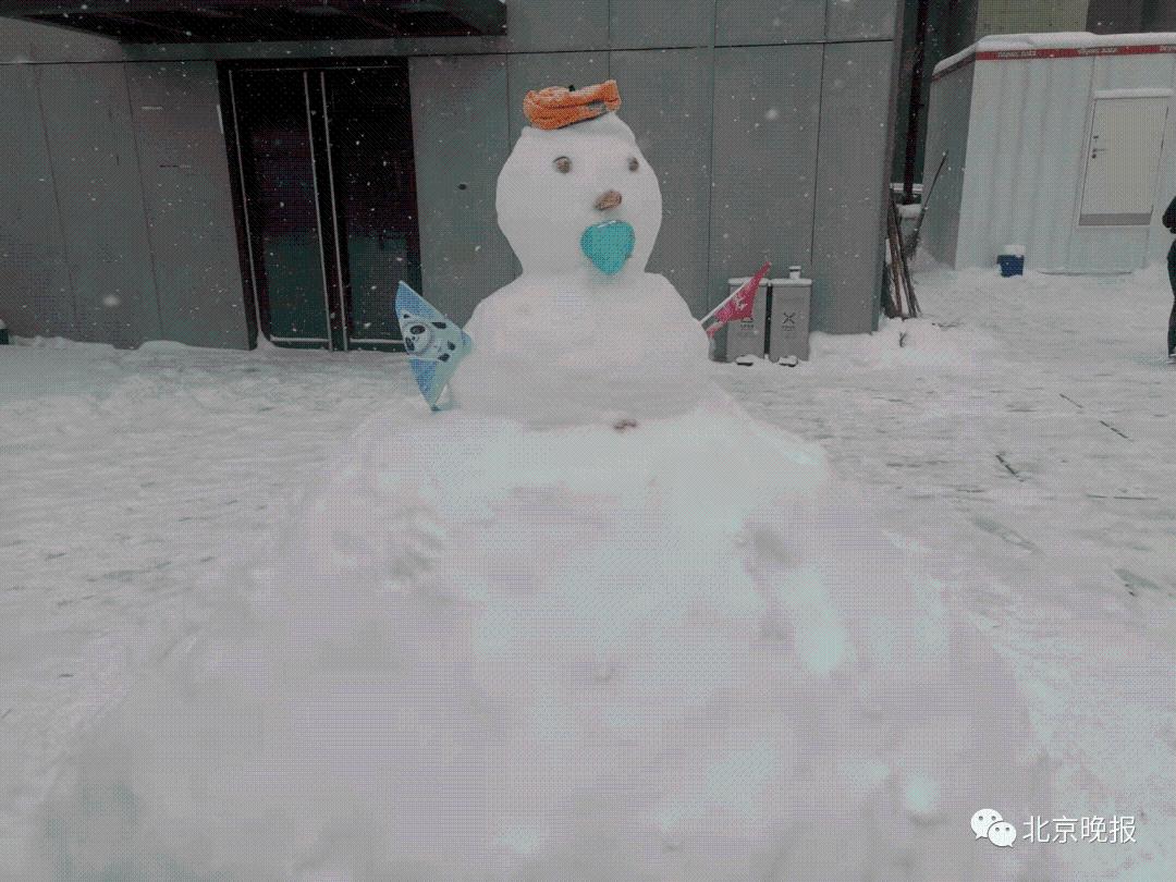 冬奧賽場內外堆雪人大賽開始了外國記者說下雪的北京非常美