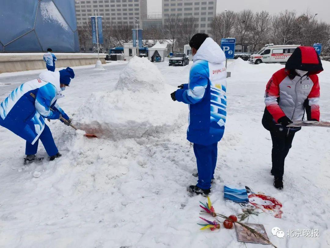 冬奥赛场内外，堆雪人大赛开始了！外国记者说：“下雪的北京非常美”休闲区蓝鸢梦想 - Www.slyday.coM