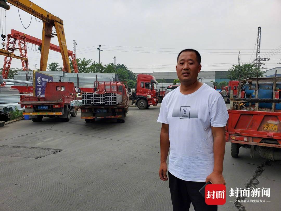 成都三环车祸中第一个拉门救人的“黑衣哥”:20多人仗义出手,货车爆燃前救出被困司机休闲区蓝鸢梦想 - Www.slyday.coM 成都三环车祸中第一个拉门救人的“黑衣哥”:20多人仗义出手,货车爆燃前救出被困司机休闲区蓝鸢梦想 - Www.slyday.coM