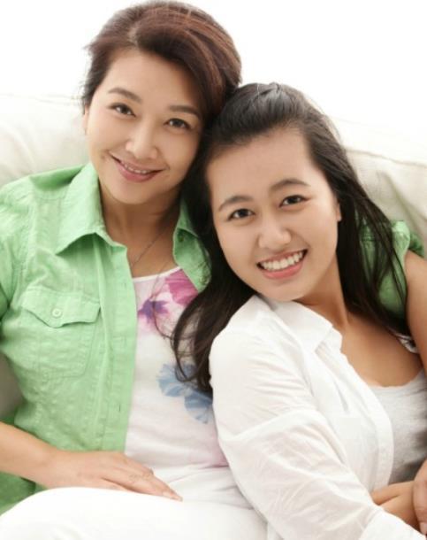 55岁江珊近况曝光,与女儿高亦心牵手逛街,母女相处似闺蜜好温馨|高曙光|江珊|田小洁_新浪新闻