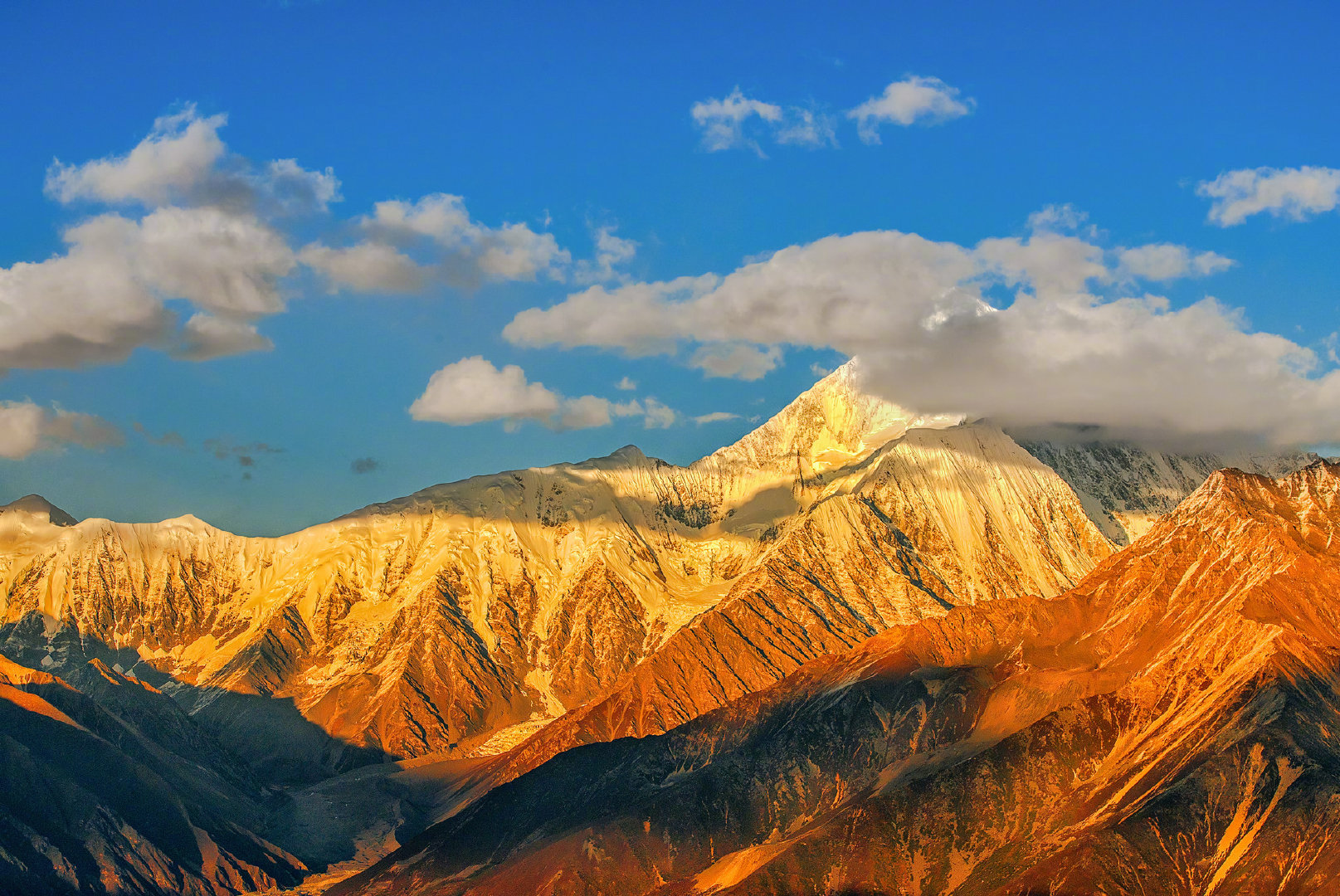 贡嘎雪山是四川省最高的山峰被称为蜀山之王