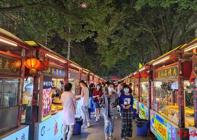 逛夜市,品美食,淘地摊……夏季夜幕降临,河南省安阳市许多市民选择