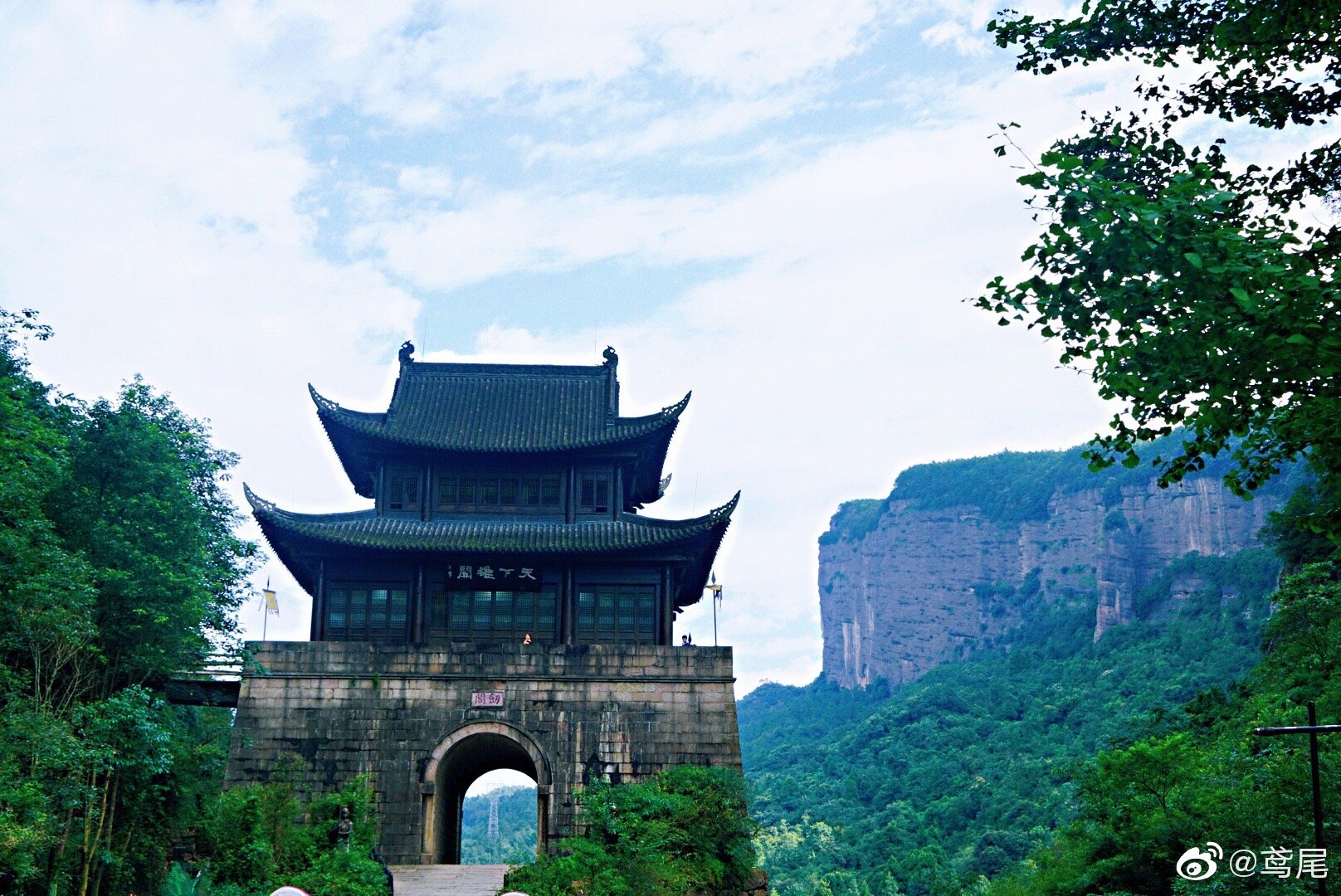 “剑阁峥嵘而崔嵬,一夫当关,万夫莫开