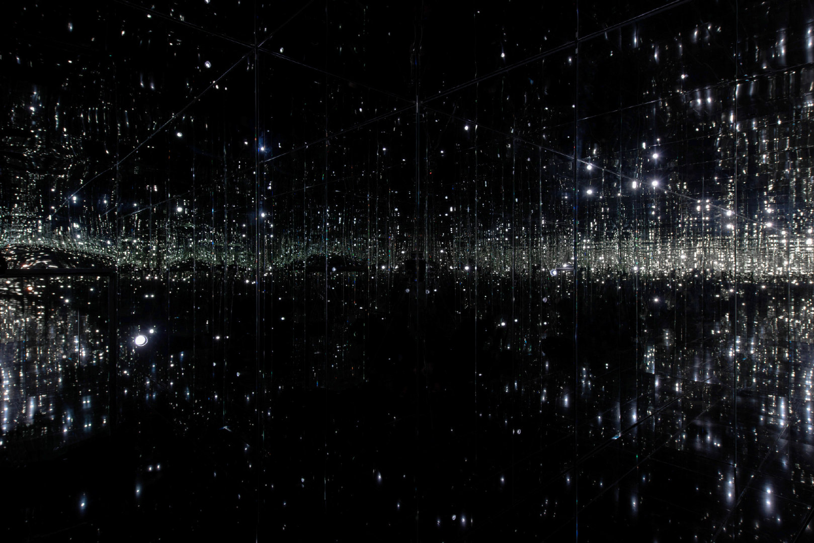 草间弥生的无限空间