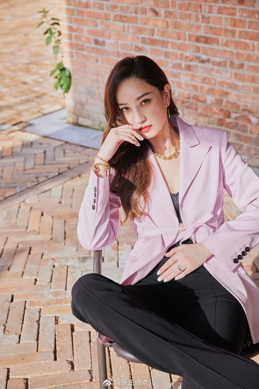 郑希怡粉色细带西装写真释出 撞色穿搭氛围感拉满|郑希怡|撞色|穿搭
