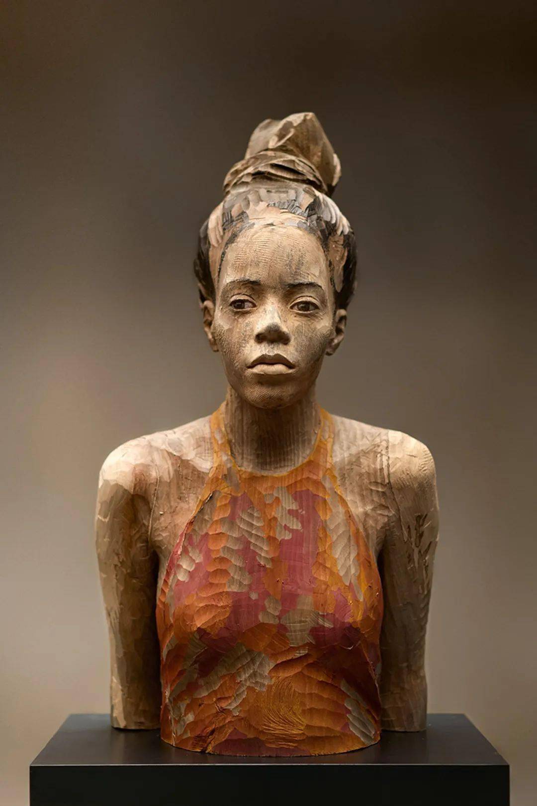 意大利艺术家布鲁诺·瓦尔波特的木雕作品__财经头条