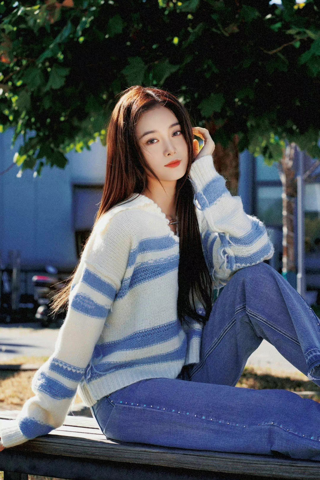 徐艺洋秋日蓝白毛衣随拍九宫格 清纯温柔,简直太美了_高清图集_新浪网