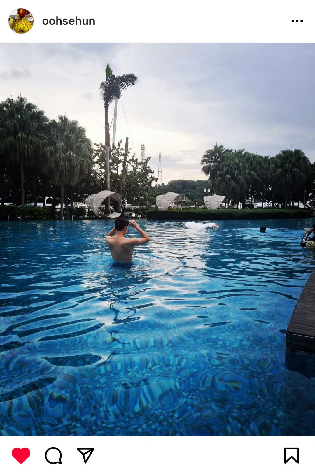 吴世勋泳池照背影真的好帅,线条真的好好啊,帅哥多多营业呀_高清图集