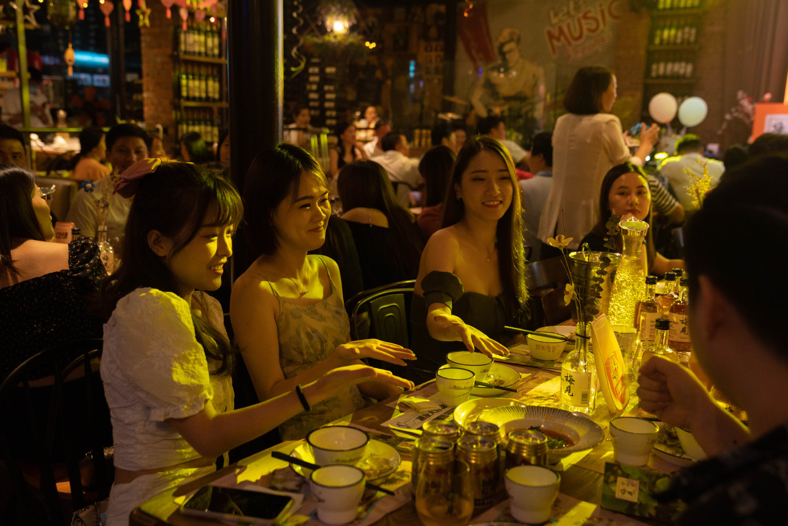 好酒梅见暨广州第一届喝酒代表大会,现场好多美女帅哥啊,梅见青梅酒喝