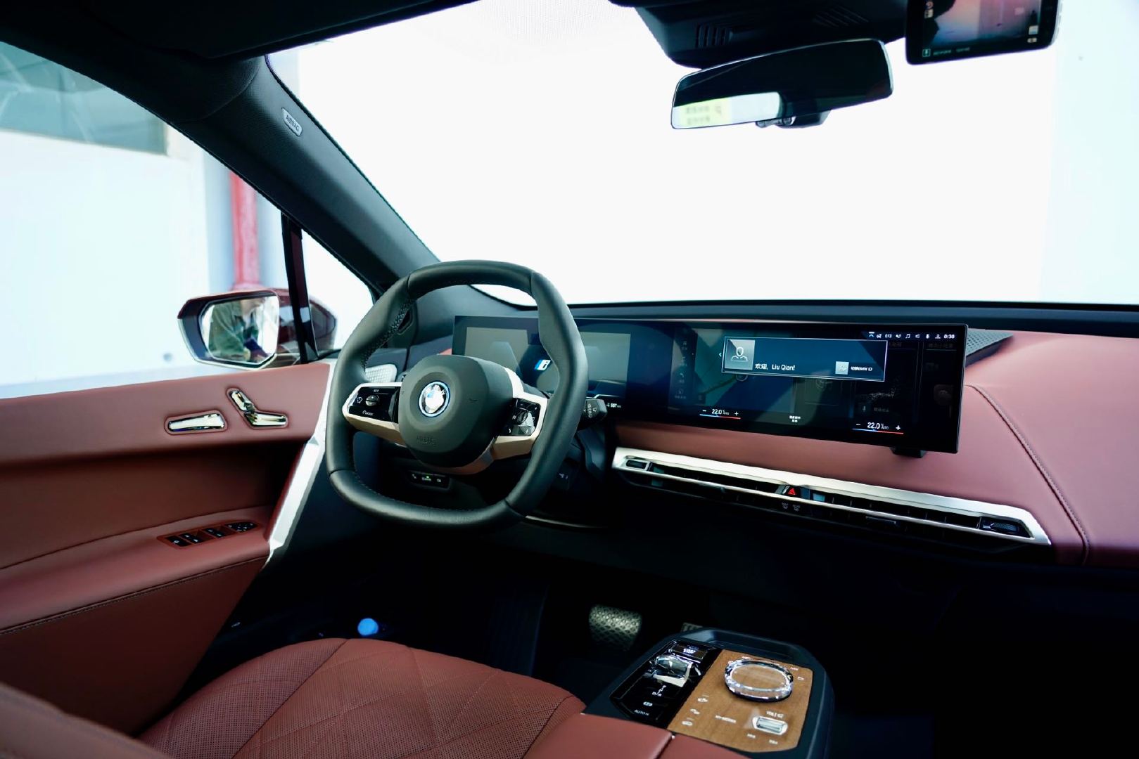 内饰方面,宝马ix几乎没有了任何燃油车时代的影子,如果把蓝天白云标捂