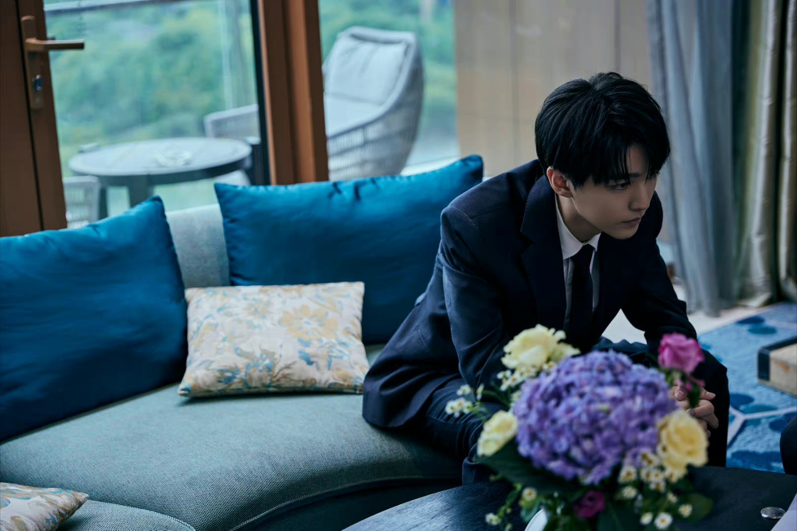 王俊凯《重生之门》 新剧照~ 穿西装的庄文杰太帅了!