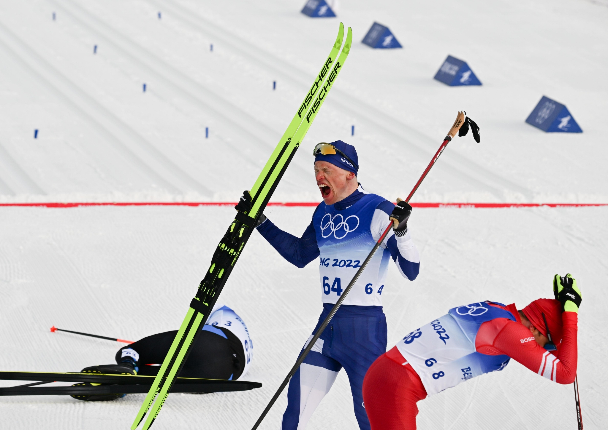 北京冬奥会越野滑雪男子15公里传统技术比赛芬兰选手夺冠