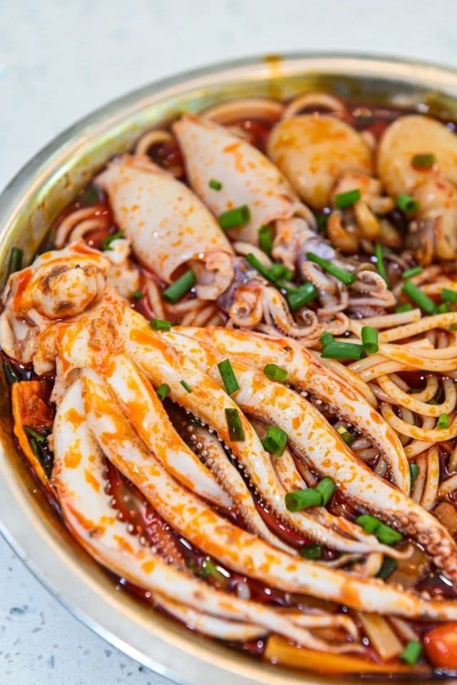 16岁学厨做粉50年卤菜师傅自创海鲜螺蛳粉火爆雅儒路