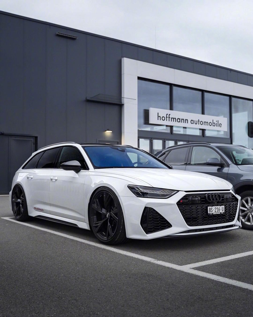 一枚白色奥迪rs6