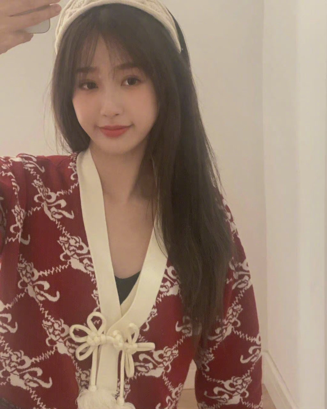 虞书欣ins更新今天是温柔美女