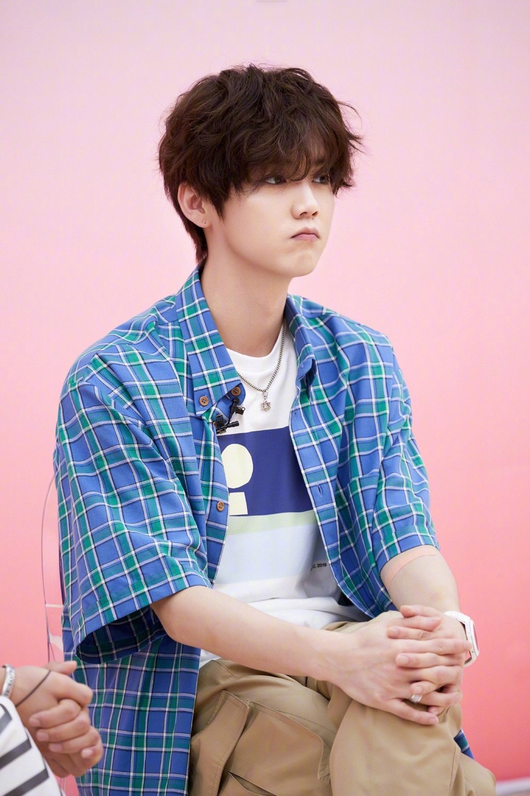 鹿晗两套不同的衬衫造型,蓝色格子和浅色条纹搭配白t