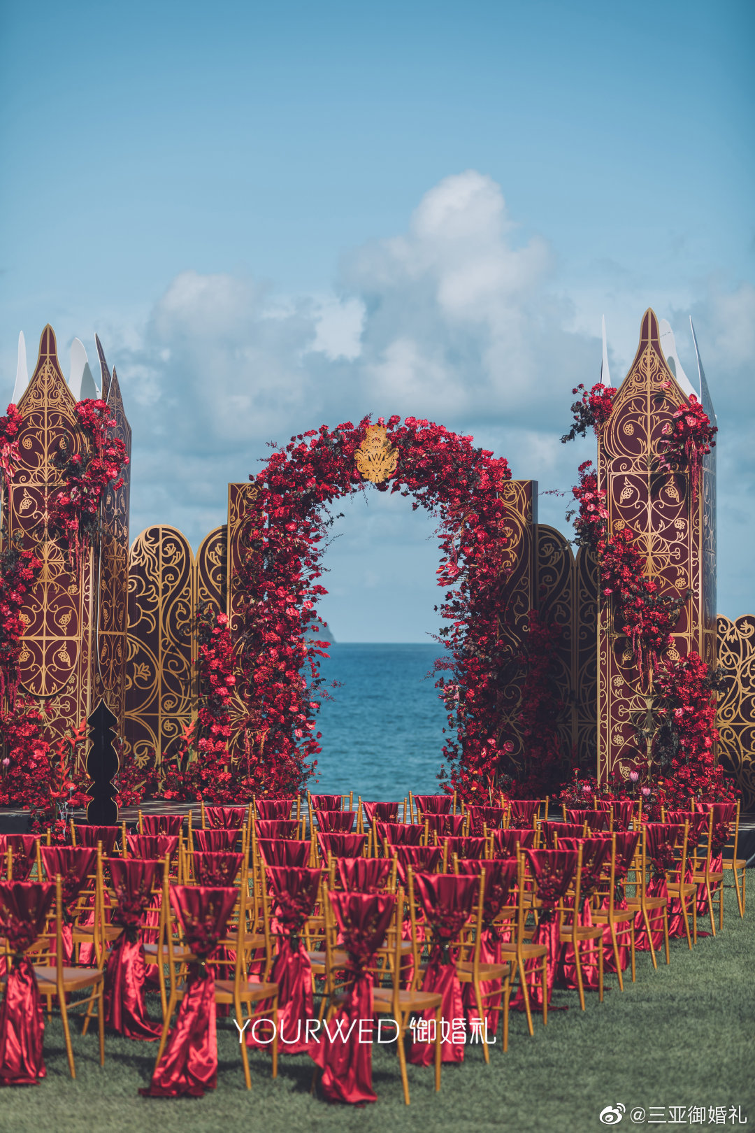 进入红桃皇后的城堡金色的城墙,神秘的幽香沿路烟雾蒙眼,繁花铺路