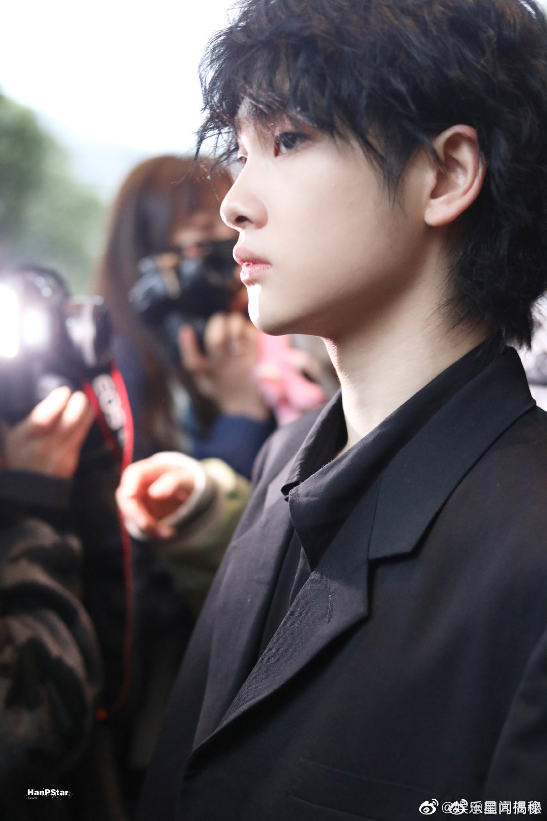 周震南今日团综录制上班饭拍～ 小卷毛发型好可爱!