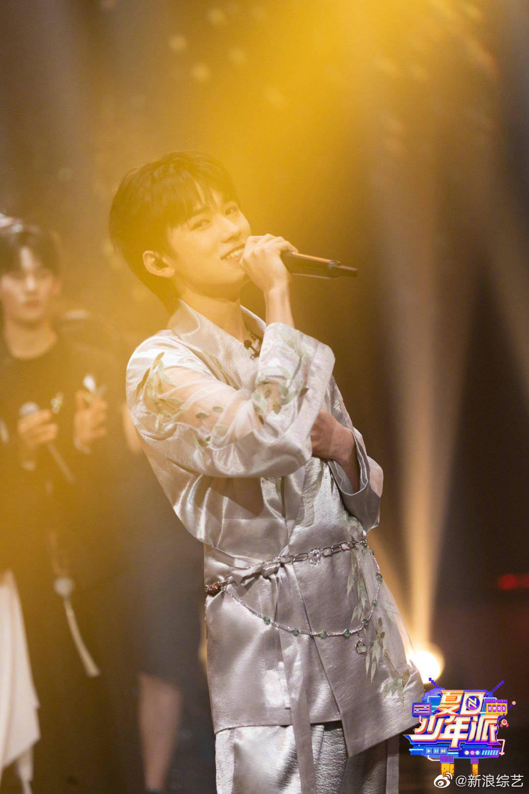 宋亚轩绸缎竹叶西装好贵气啊!翩翩少年郎