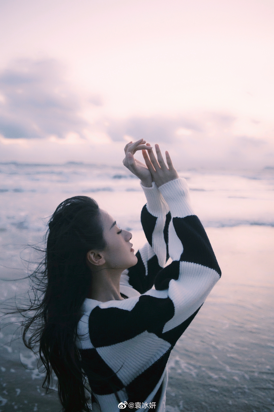 袁冰妍的海边氛围感真的好仙啊……__财经头条