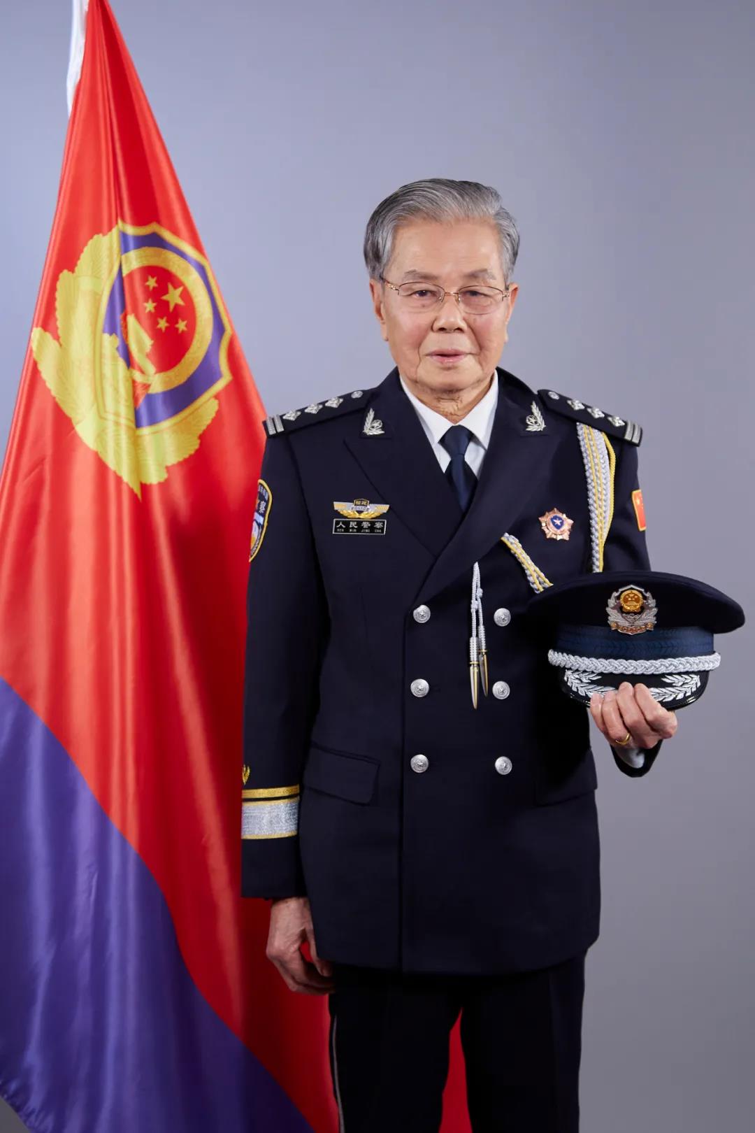 光荣从警路福建退休民警穿上警礼服拍照记录峥嵘岁月