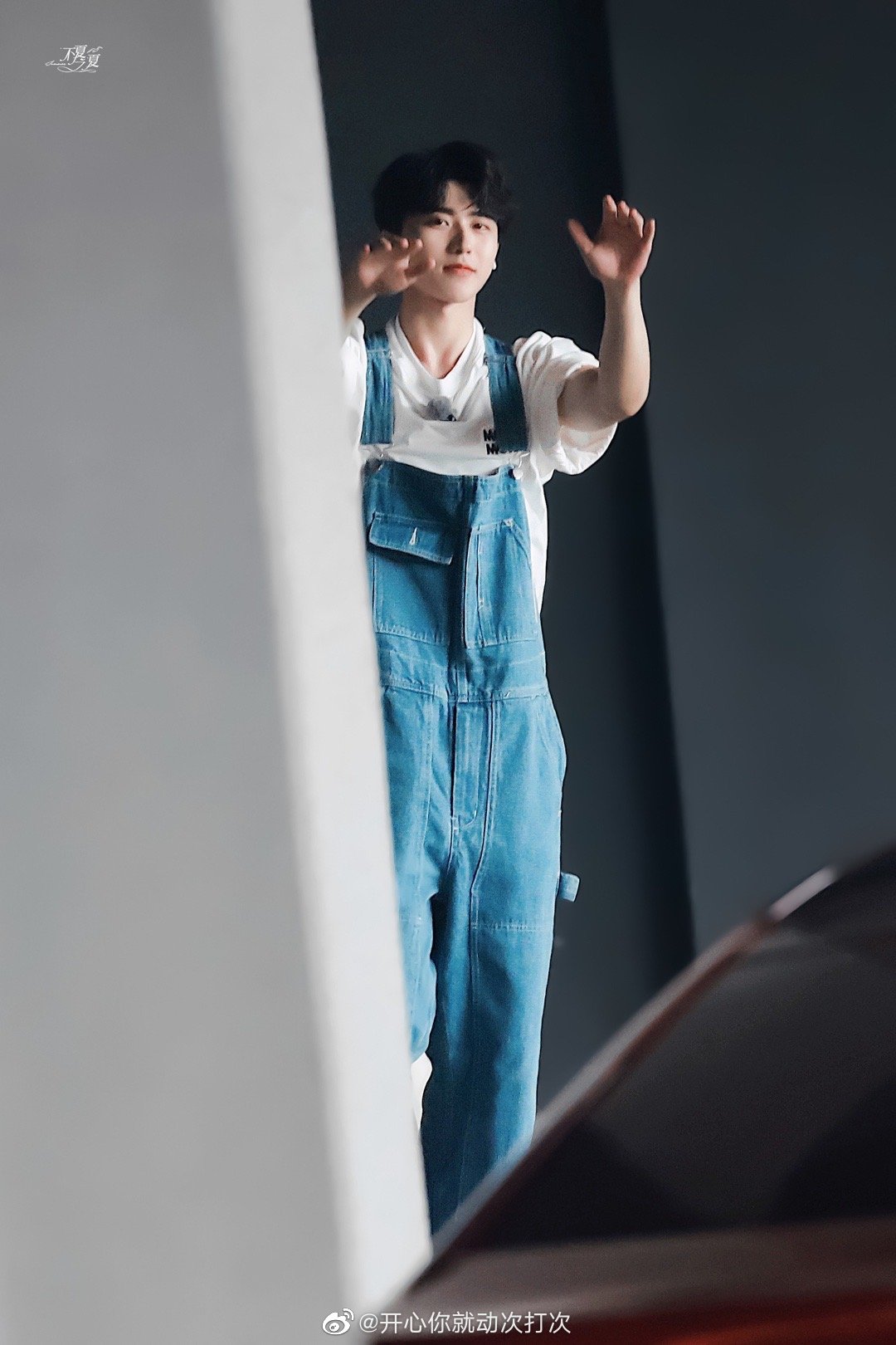 蔡徐坤穿背带裤比耶好甜哦!忍不住了!我先kiss kiss!__财经头条