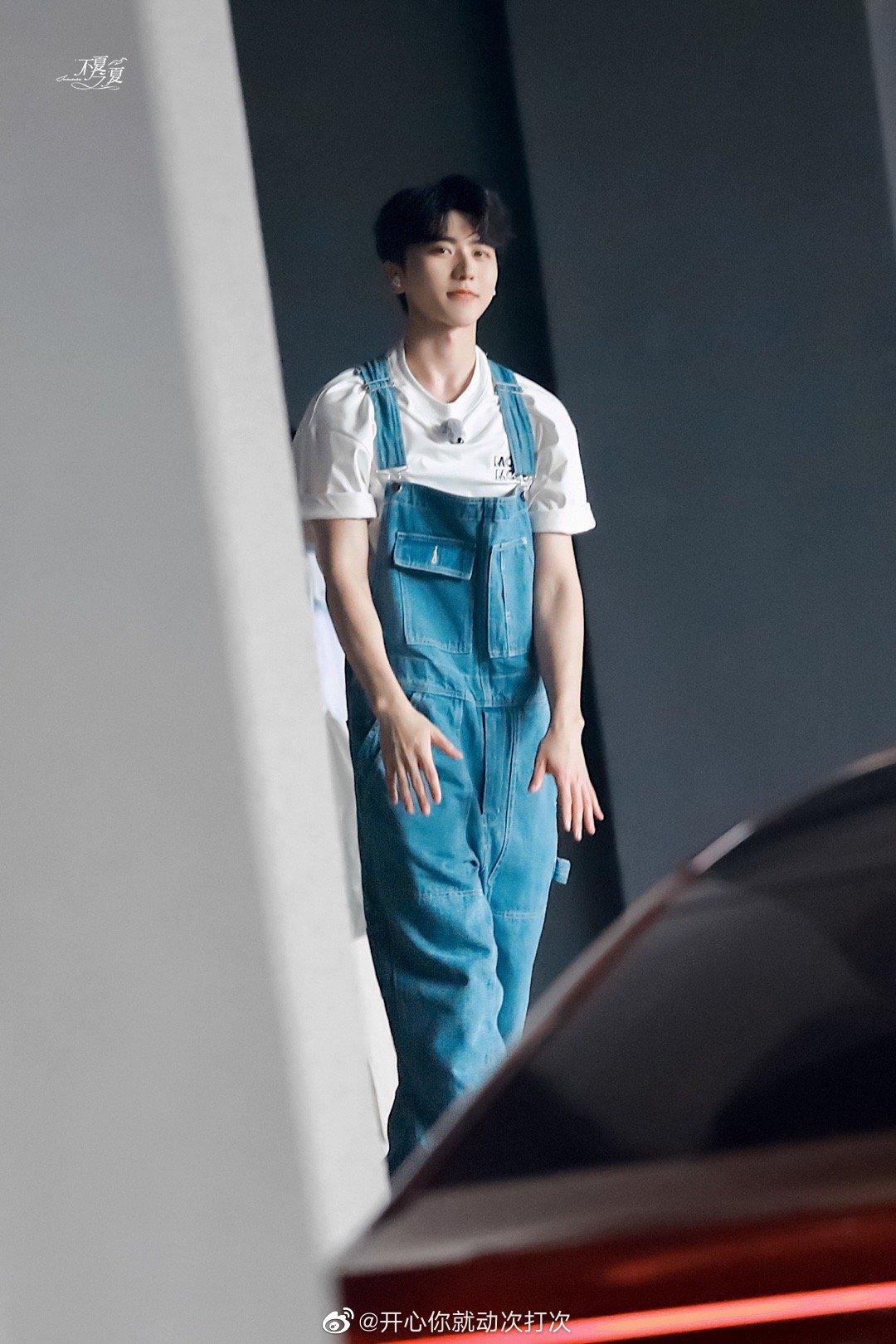 蔡徐坤穿背带裤比耶好甜哦!忍不住了!我先kiss kiss!__财经头条