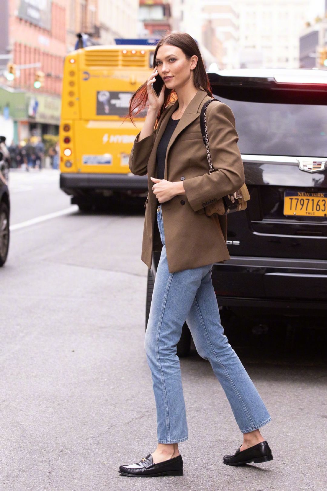 超模karliekloss身穿西装牛仔裤脚穿celine乐福鞋