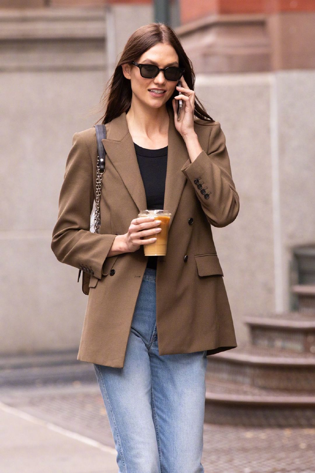 超模karliekloss身穿西装牛仔裤脚穿celine乐福鞋