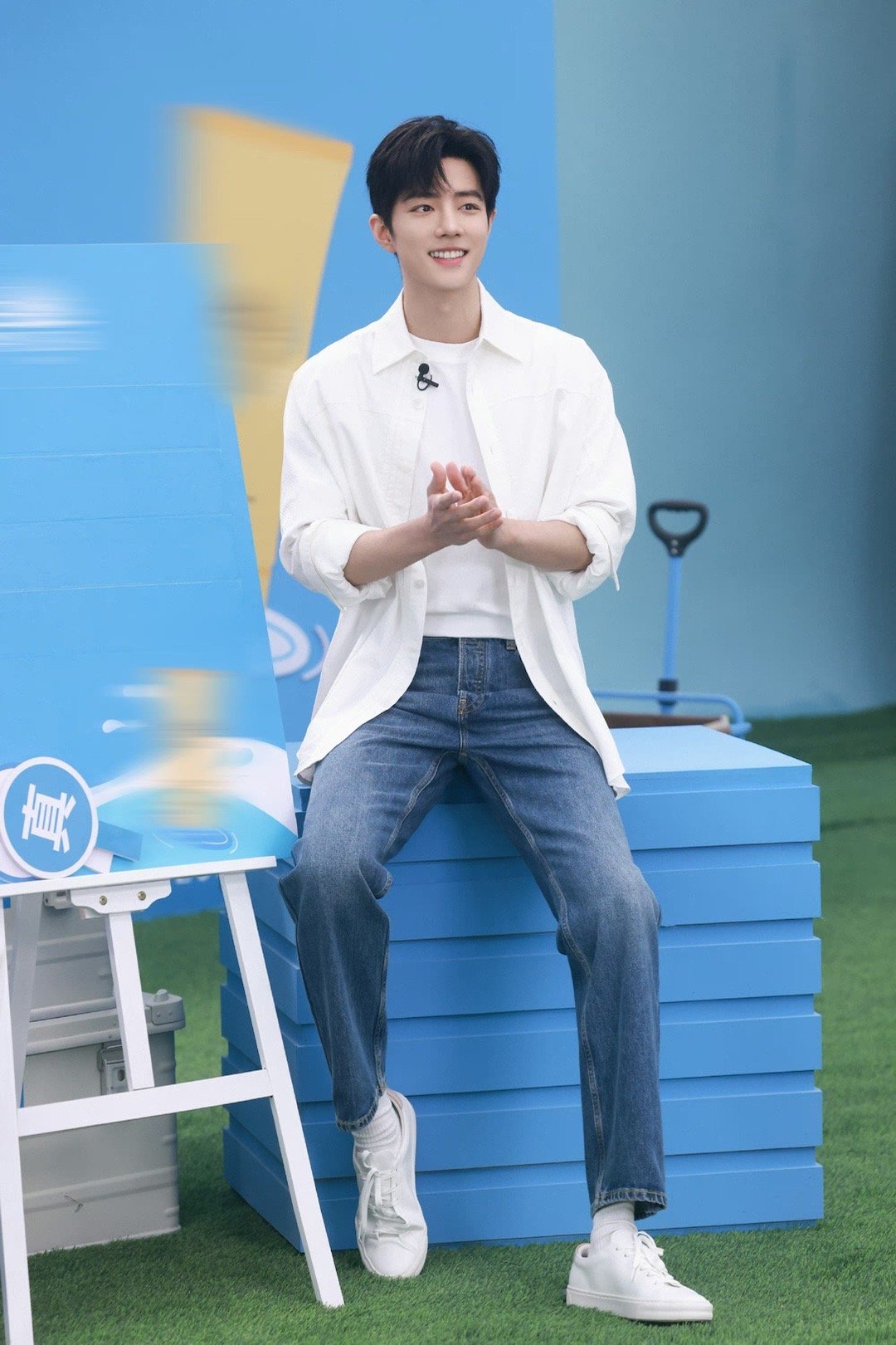 肖战今日直播造型9615 白衬衫 牛仔裤,看前面的帅哥清爽帅气