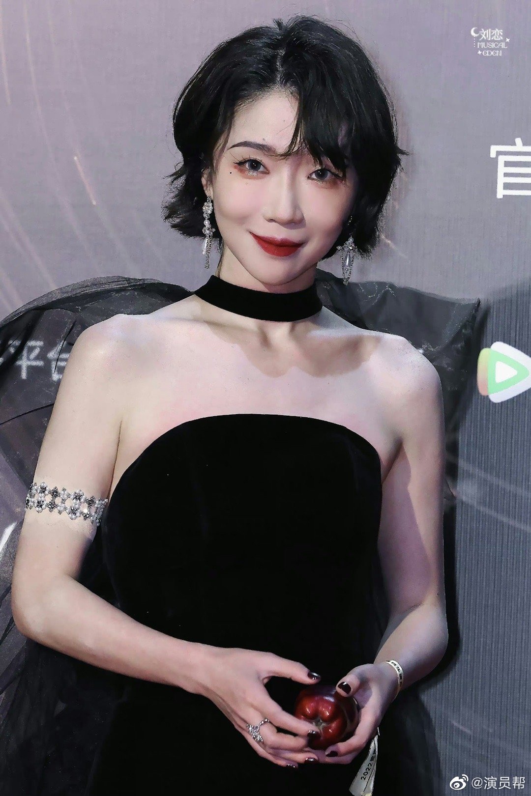 上次被说穿品如的衣服要复仇拿回成团位,这次刘恋大方回应了 67