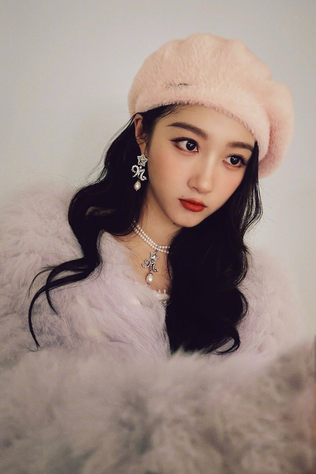 关晓彤释出央视跨年晚会造型图,贝雷帽 毛绒外套 光腿神器