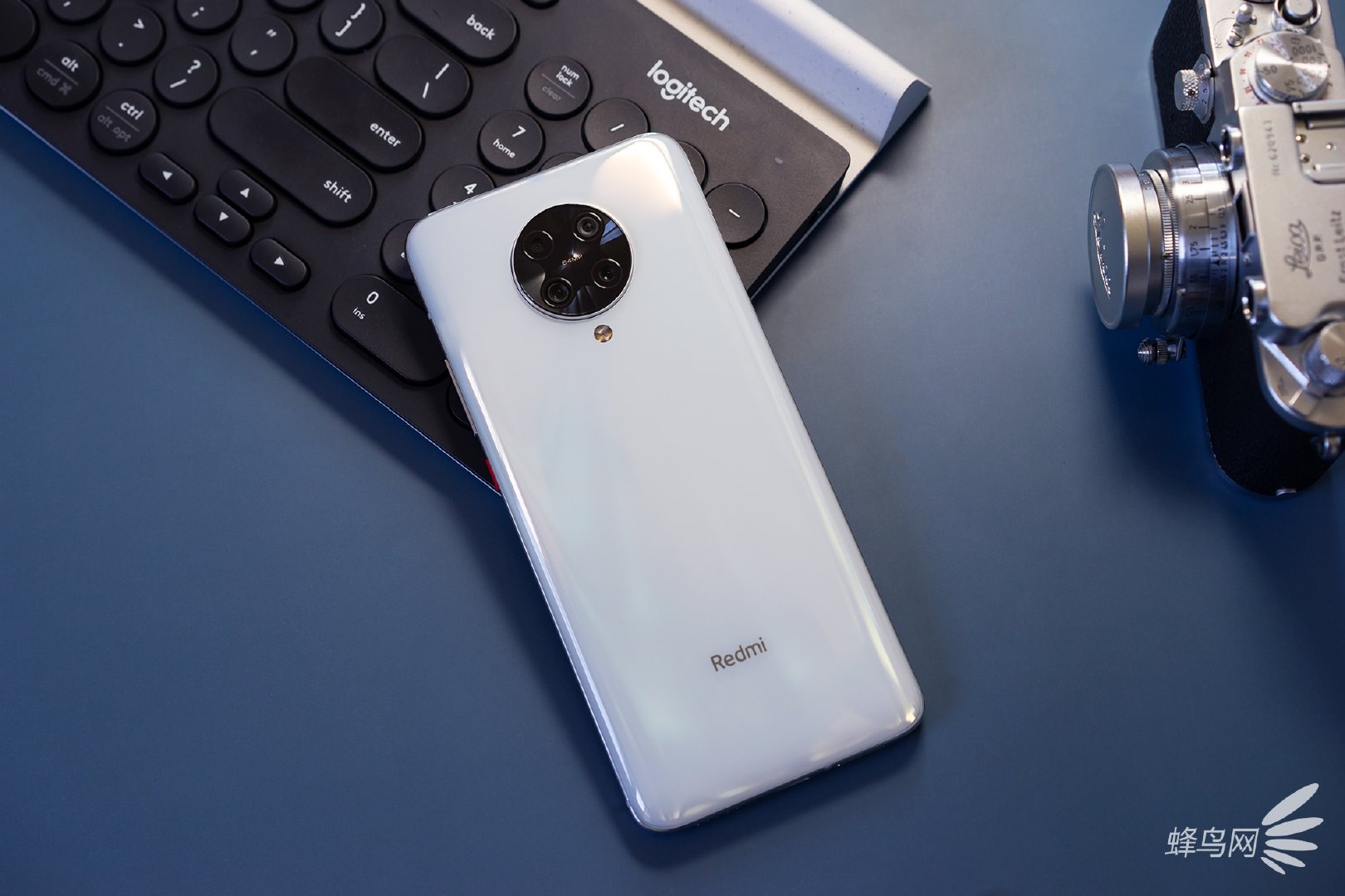 redmi k30 pro采用了5g手机中少有的弹出式前置摄像头设计实现全面屏