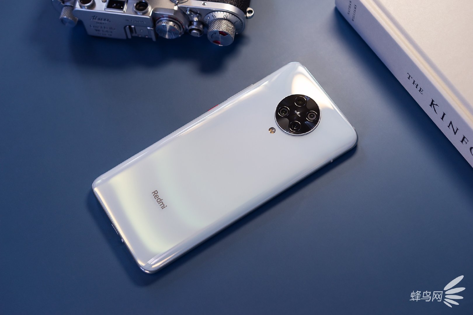 redmik30pro采用了5g手机中少有的弹出式前置摄像头设计实现全面屏