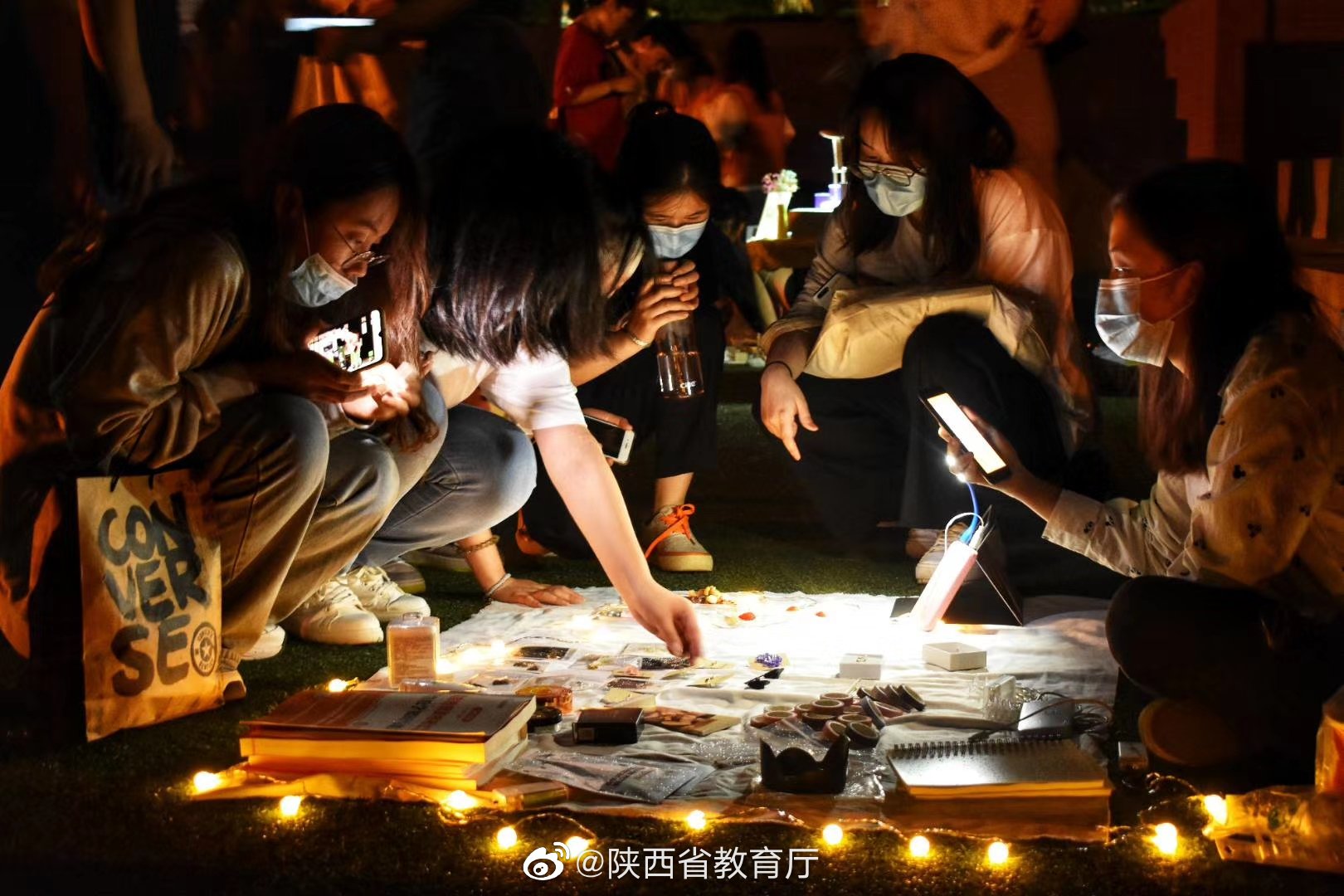 校园烟火味:学子们操场的地摊经济